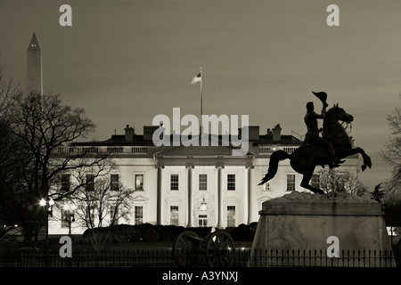 La Maison Blanche et la statue équestre d'Andrew Jackson à Lafayette Square Washington DC, US au crépuscule. Noir et blanc. Banque D'Images