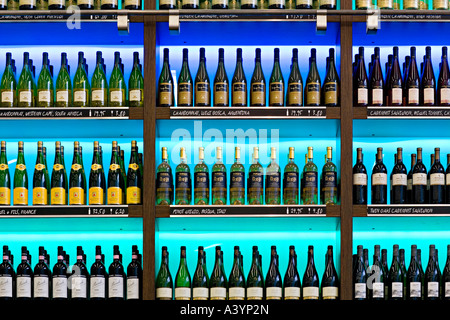 Fruits de mer bulles & winebar. Des bouteilles de vin à l'écran. L'aéroport d'Amsterdam Schiphol. Banque D'Images