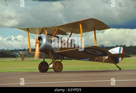 Un taxi biplan Sopwith Camel pour décoller Banque D'Images