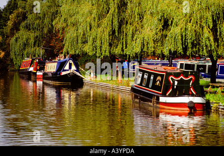 Canal bateaux amarrés à Anderton Northwich Cheshire Banque D'Images