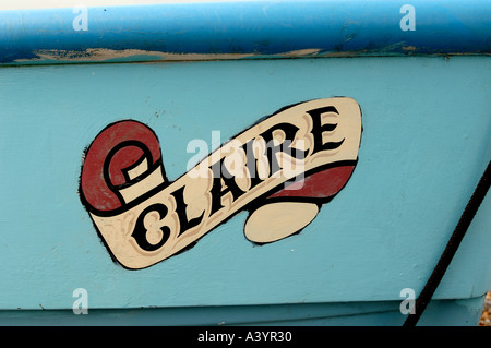 Un nom de filles peintes à, Claire, peintes sur le côté d'un bateau de pêche. Banque D'Images