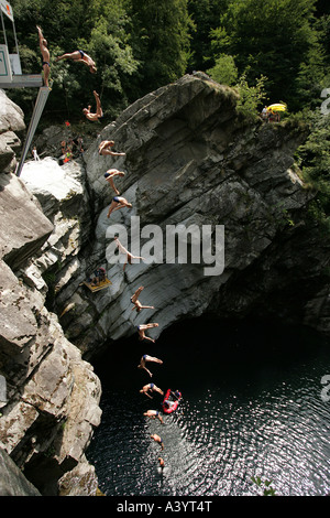 Cliff Diving, motion seqence, Suisse, la Valle Maggia Banque D'Images