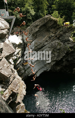 Cliff Diving, mouvement, la Suisse, la Valle Maggia Banque D'Images