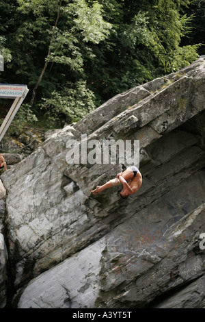 Cliff Diving, Suisse, la Valle Maggia, Brontalla Banque D'Images