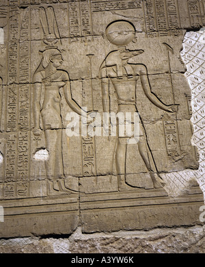 Voyage/géographie, Egypte, Kom Ombo, bâtiments, temple de Kom Ombo pour les dieux Sobek et Haroeris, vue extérieure, relief, déesse Hattor et dieu Sobek, construit vers 180 - 145 av. J.-C., historique, Afrique, architecture, monde antique, Ptolemaic, 2ème siècle av. J.-C., Ptolemy VI Philometor, reliefs, monde antique, monde Banque D'Images