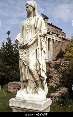 Voyage/géographie, Italie, Rome, monuments, statue de la vierge vestal au Forum Romanum, vers le 1° siècle - 4ème siècle A.D., historique, historique, Europe, monde ancien, beaux-arts, statues, sculptures, marbre, Empire romain, monument, religion, prêtresse, prêtesses, Vesta, vierges, monde ancien, Banque D'Images