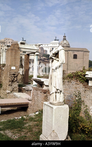 Voyage/géographie, Italie, Rome, monuments, statue de la vierge vestal au Forum Romanum, vers le 1° siècle - 4ème siècle A.D., historique, historique, Europe, monde ancien, beaux-arts, statues, sculptures, marbre, Empire romain, monument, religion, prêtresse, prêtesses, Vesta, vierges, monde ancien, Banque D'Images