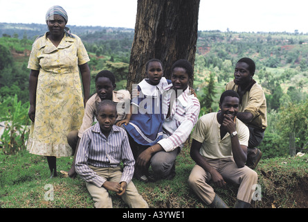 Une famille Kikuyu poser pour leur photo à l'extérieur de leur maison près de Nyeri, dans la province centrale du Kenya Afrique de l'Est Banque D'Images