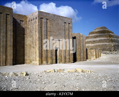 Voyage /géographie, Egypte, Saqqara, bâtiments, pyramide STEP de Djoser, vue extérieure, vue sur le lieu Saint avec hall d'entrée, construit par Imhotep, vers 2650 av. J.-C., historique, Afrique, architecture, monde ancien, ancien Royaume, 3ème dynastie, 27 siècle av. J.-C., pyramides, marches, patrimoine mondial de l'UNESCO, monde ancien, Banque D'Images