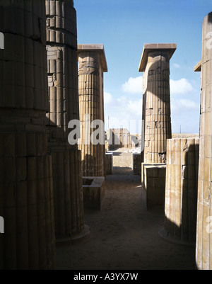 Voyage /géographie, Egypte, Saqqara, bâtiments, pyramide STEP de Djoser, lieu Saint, vue extérieure, vue sur la salle de colonnes de l'est, construite par Imhotep, vers 2650 av. J.-C., historique, Afrique, architecture, monde ancien, ancien Royaume, 3ème dynastie, 27ème siècle av. J.-C., pyramides, marches, colonne, patrimoine mondial de l'UNESCO, monde ancien, Banque D'Images