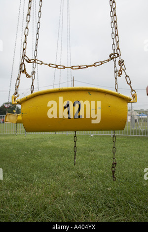 Une chaise d'un carnival ride dans une petite ville d'juste Banque D'Images