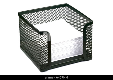 Filet noir porte-bloc-notes avec papier mémo blanc isolé sur fond blanc de l'espace pour copier sur le mémo s Banque D'Images