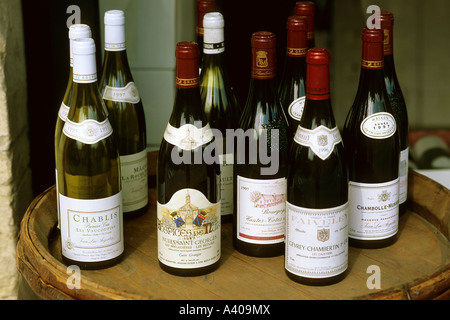 FRANCE BOURGOGNE NUITS-SAINT-GEORGES SHOP DISPLAY AVEC DES BOUTEILLES DE VIN ROUGE ET BLANC Banque D'Images