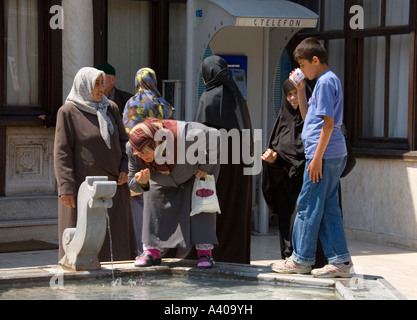 Boire de l'eau Saint Mevlana Konya Turquie Banque D'Images