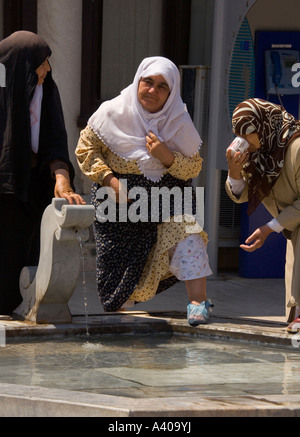 Boire de l'eau Saint Mevlana Konya Turquie Banque D'Images