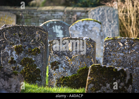 Pierres tombales anciennes dans le cimetière de l'Église peu Barrington, Cotswolds, Royaume-Uni Banque D'Images