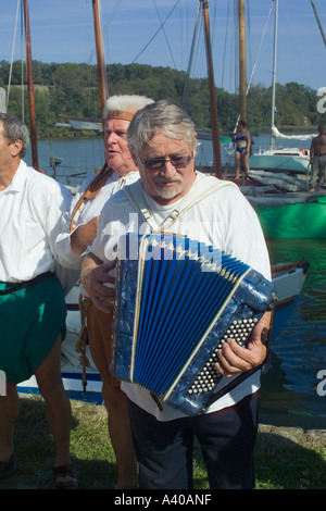 Homme jouant de l'Accordéon LES GODILLEURS DE LA FLUME danseuse et chanteuse du groupe folk TADEN BRETAGNE FRANCE Banque D'Images