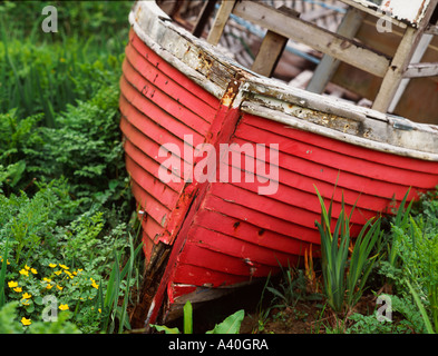 Ruiné et abandonné bateau rouge profond entre échoués sur la verdure à Ardvasar Ile de Skye Highlands écossais Banque D'Images