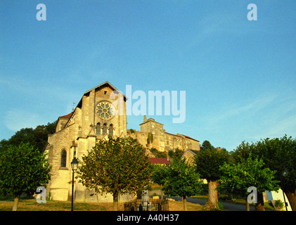 Le château médiéval de Salmaise château / forteresse en Bourgogne, surplombant le village de Verrey et son église Banque D'Images