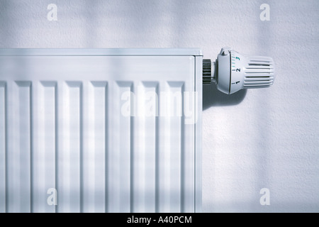 Radiateur froid avec themostatic Thermostatventil Heizkoerper mit kalter vanne Banque D'Images