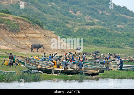 Village de pêcheurs par canal Kazinga dans le Parc national Queen Elizabeth, à l'ouest de l'Ouganda Banque D'Images