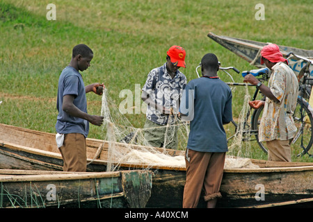 Les pêcheurs ayant tendance à leurs filets par canal Kazinga dans le Parc national Queen Elizabeth, à l'ouest de l'Ouganda Banque D'Images