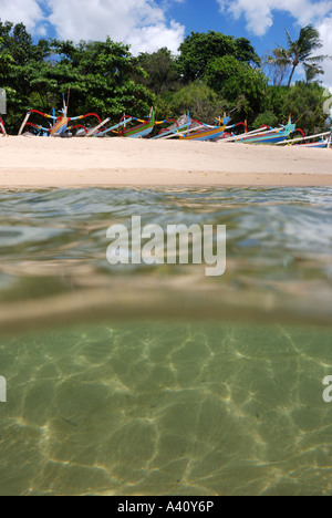 Stabilisateurs traditionnel sur la plage de Sanur Bali Indonésie Banque D'Images