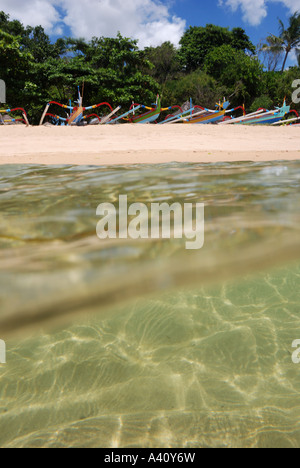 Stabilisateurs traditionnel sur la plage de Sanur Bali Indonésie Banque D'Images