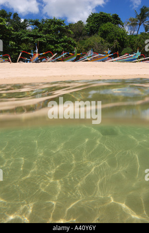 Stabilisateurs traditionnel sur la plage de Sanur Bali Indonésie Banque D'Images