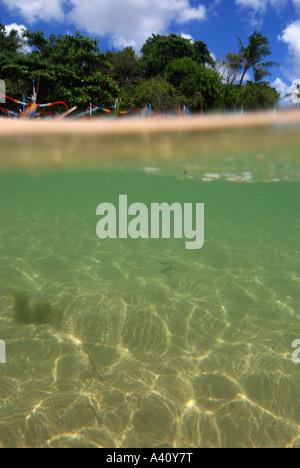 Stabilisateurs traditionnel sur la plage de Sanur Bali Indonésie Banque D'Images