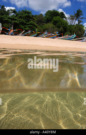 Stabilisateurs traditionnel sur la plage de Sanur Bali Indonésie Banque D'Images