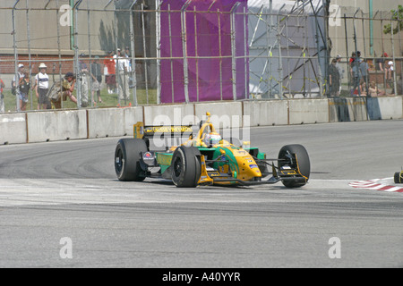 Voiture de course jaune-vert autour du coin accélération au cours de la race Banque D'Images