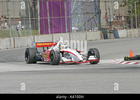 Voiture de course rouge et blanc autour de la vitesse de course au cours de la courbe Banque D'Images