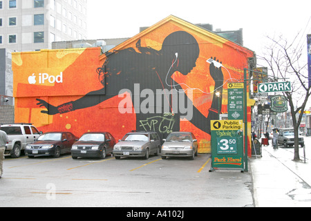 Côté du bâtiment par parking couvert par murale colorée Banque D'Images