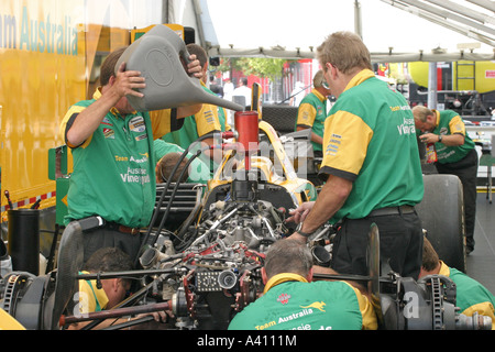 L'équipe de garage de voiture de course de travail Banque D'Images