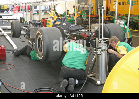 Mécaniciens travaillant sur race car Banque D'Images