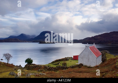 Par Cottage Loch Shieldaig, Nr, Adrheslaig Fléron péninsule, Ecosse Banque D'Images