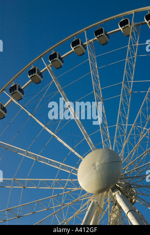 Réflexion déformée de la roue de Manchester dans le magasin Selfridges de janvier 2006 contre un ciel bleu clair Banque D'Images