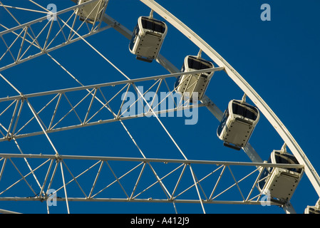 Réflexion déformée de la roue de Manchester dans le magasin Selfridges de janvier 2006 contre un ciel bleu clair Banque D'Images