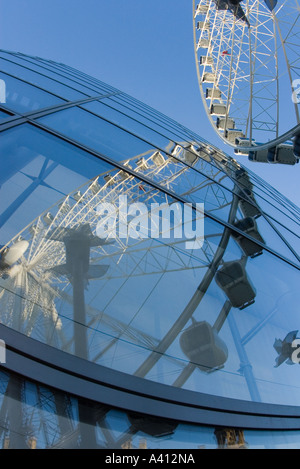 Réflexion déformée de la roue de Manchester dans le magasin Selfridges de janvier 2006 contre un ciel bleu clair Banque D'Images