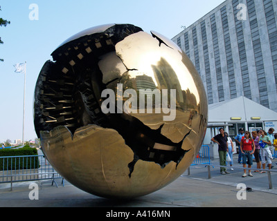 Au sein d'une sphère sphère par Arnaldo Pomodoro à l'Organisation des Nations Unies New York USA Voyages Banque D'Images