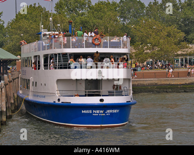 Ferry de New Jersey arrive à Ellis Island New York City United States of America Banque D'Images