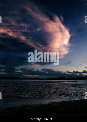 Coucher de soleil rouge en Irlande à Dublin Sandymount strand. Banque D'Images