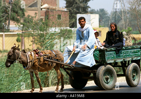 Famille égyptienne sur l'âne et le panier de la vallée du Nil Egypte Afrique du Nord Banque D'Images