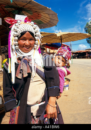 Mère et bébé de la tribu Akha le nord de la Thaïlande en Asie du sud-est Banque D'Images