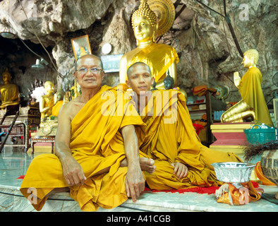 Les moines Bouddhistes en Thaïlande Krabi Grottes Tigre en Asie du sud-est Banque D'Images