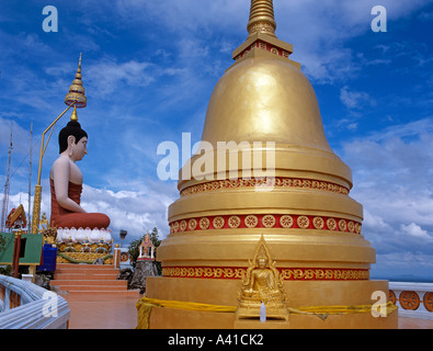 Avec le Bouddha de la pagode au sommet de Wat Tham Seua Krabi Thaïlande Asie du sud-est Banque D'Images