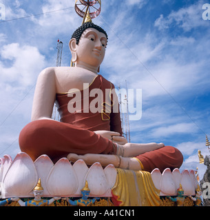 Grand Bouddha sur le sommet du Wat Tham Seua Krabi Thaïlande Asie du sud-est Banque D'Images