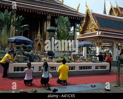 Les thaïs priant au culte en face du Temple du Bouddha d'Émeraude Le Grand Palace Bangkok Thailande Asie du sud-est Banque D'Images