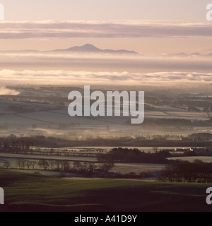 Un hiver glacial misty paysage à l'échelle atmosphérique Annandale et Solway Firth to Skiddaw dans Lake District Scotland UK Banque D'Images